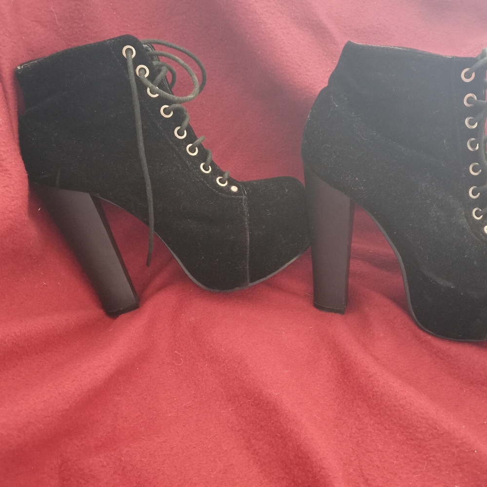 Delicacy black heel boots